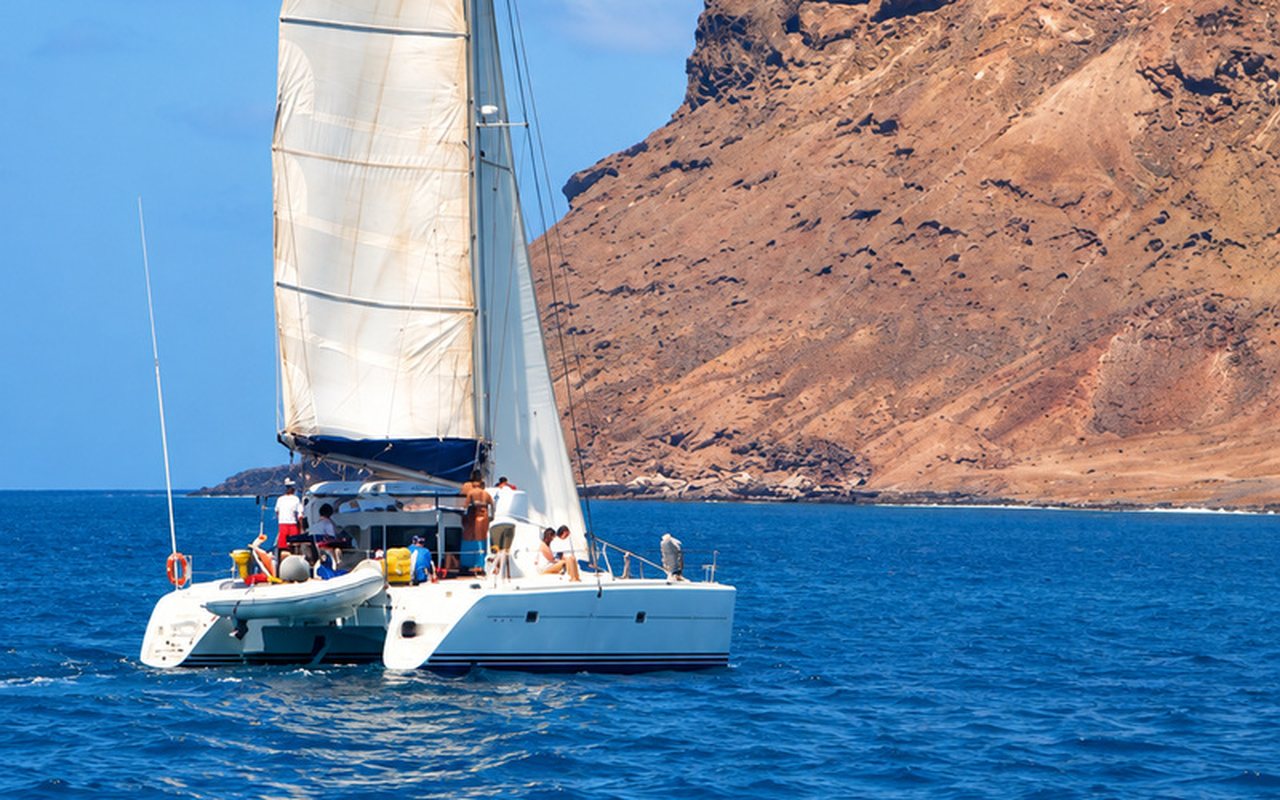 Catamaran voguant le long des côtes de Sal